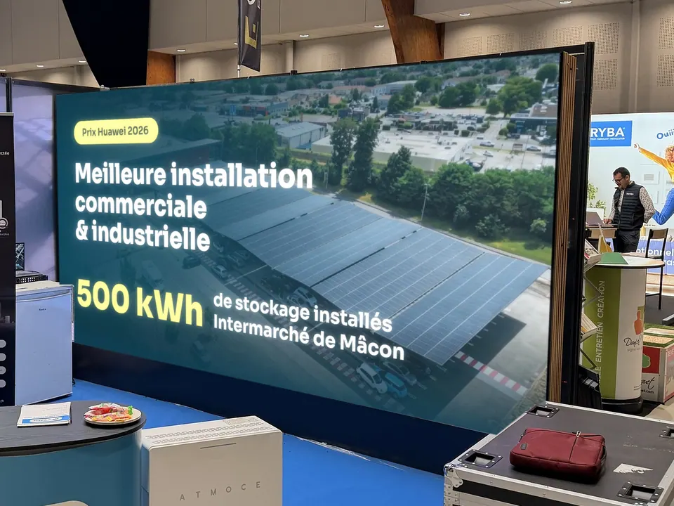 Photo réelle : notre mur LED de 4 × 2 m allumé sur un stand de salon.